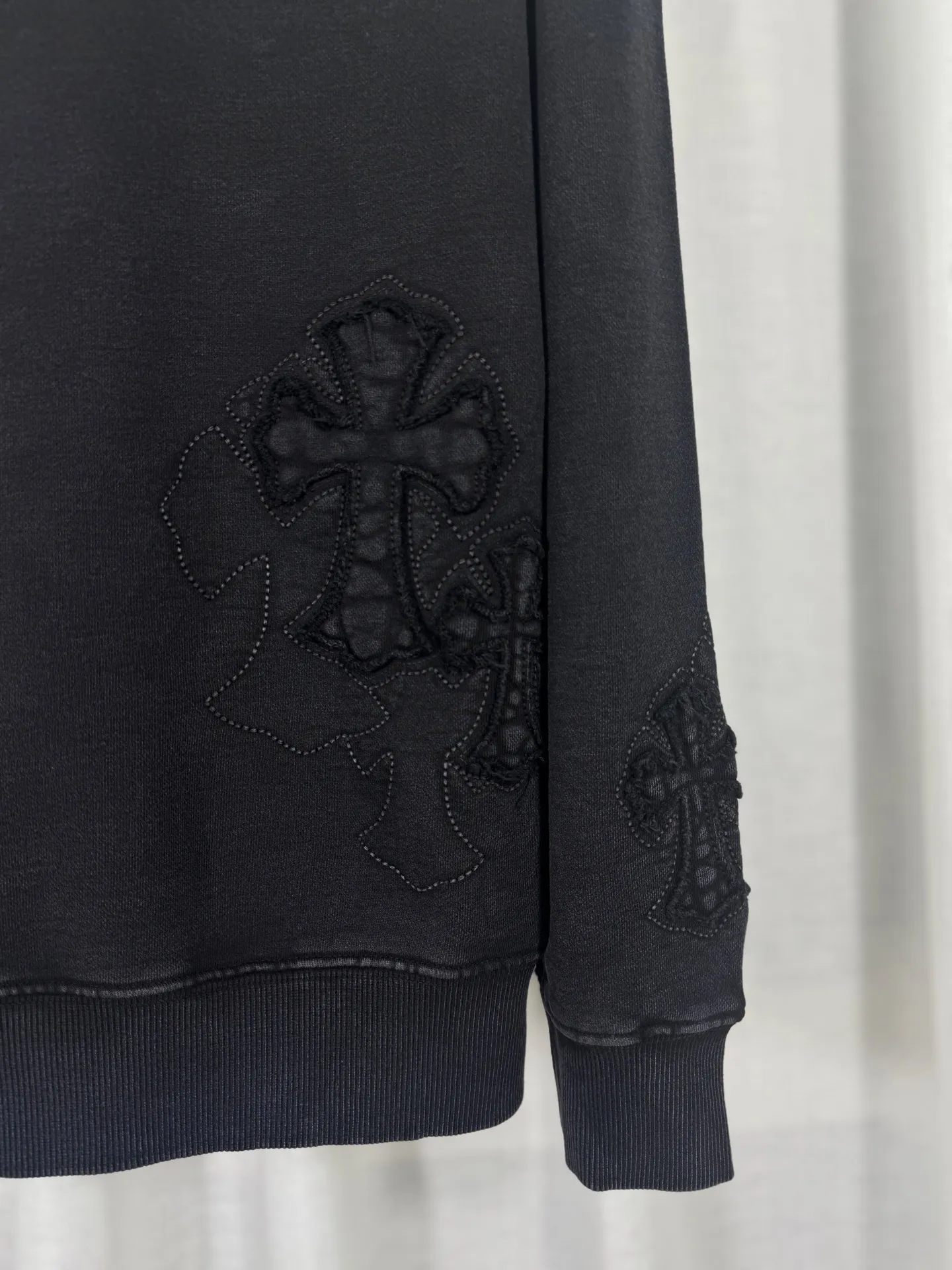P260 top version, real shot without P, ​​different from market currency) 𝗖𝗵𝗿𝗼𝗺𝗲 𝗛𝗲𝗮𝗿𝘁𝘀/Cro Heart 2025 washed patch embroidery autumn and winter new original single counter American laser burnt 3D three-dimensional color embroidered couple casual sweatshirt 👑The highest version! Customized fabric 430g tripe terry fabric! American acid-washed and distressed original fabric laser burnt ✟appliqué embroidery and exquisite embroidery of letters! The best-selling model in the counter, very comfortable to wear. Accessories: original molded and authenticated collar label➕100% silk wash label. Genuine purchase-grade original hangtag➕matching hanging rope➕3D hanging beads➕original packaging bag. Craftsmanship: The original version has consistent wiring! The highest version of the armhole matching technique! Color: Pink Black Size: S M L XL Style No.: 9311